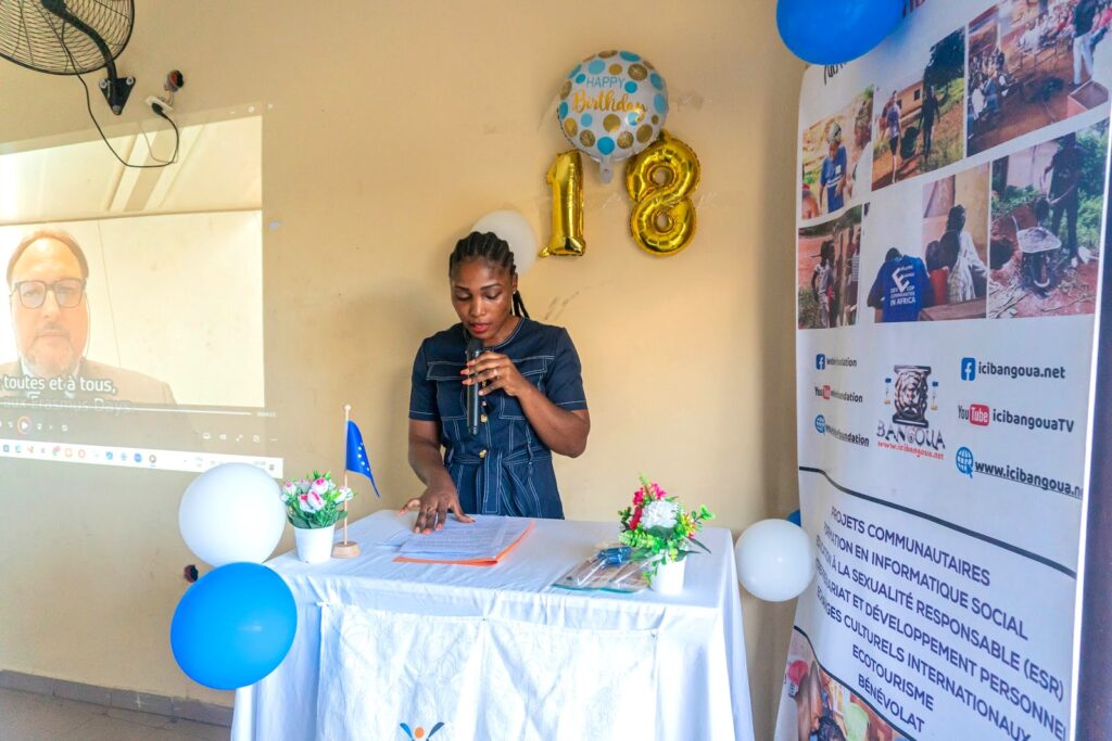 La Présidente de WebDev Foundation au pupitre