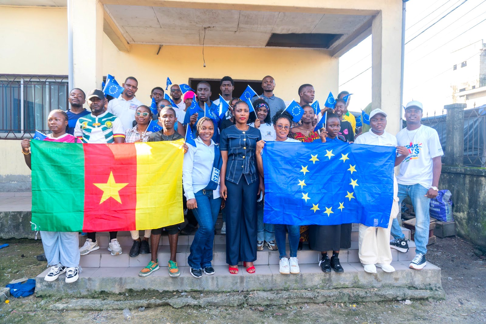 Photo de famille ERASMUSDAYS 2026 Douala avec les drapeaux des pays partenaires