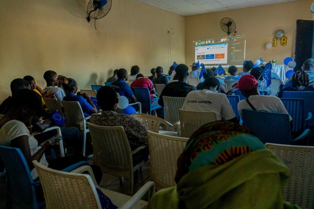 Les jeunes de Douala connectés à la session EYES
