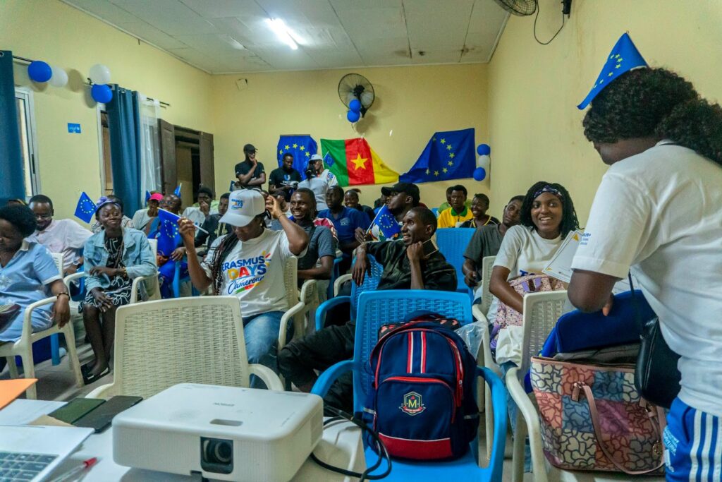 Rires et drapeaux dans la salle du CMPJ